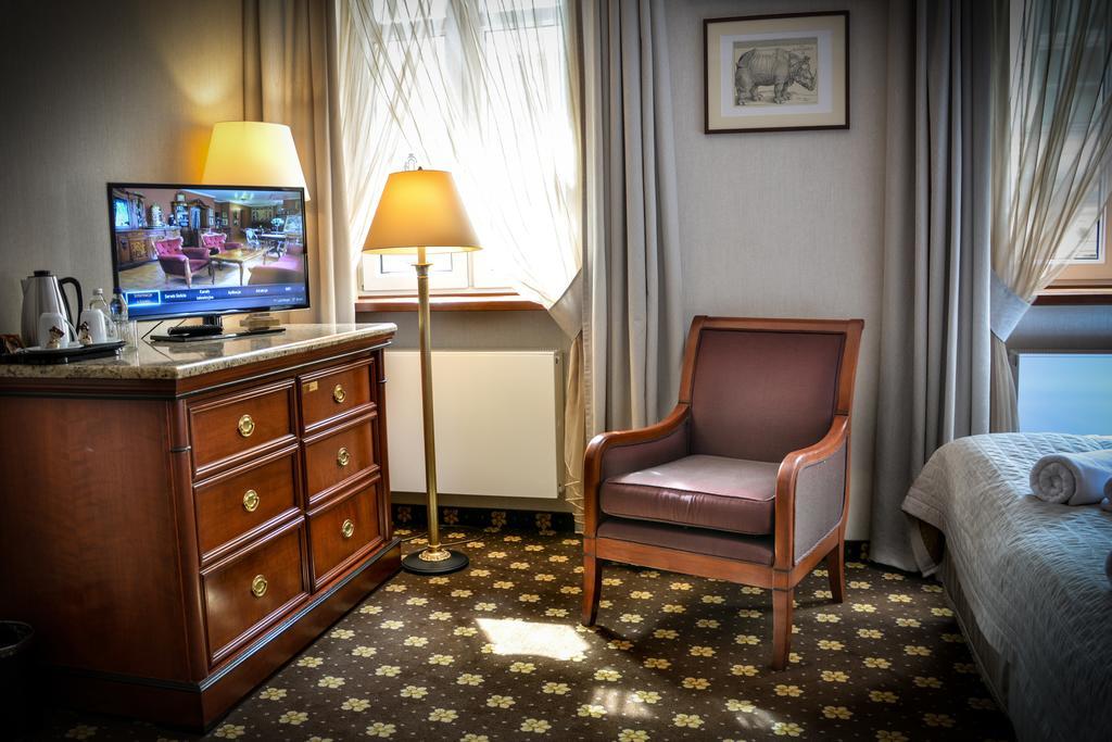 Komoda Club Residence Kalisz Chambre photo